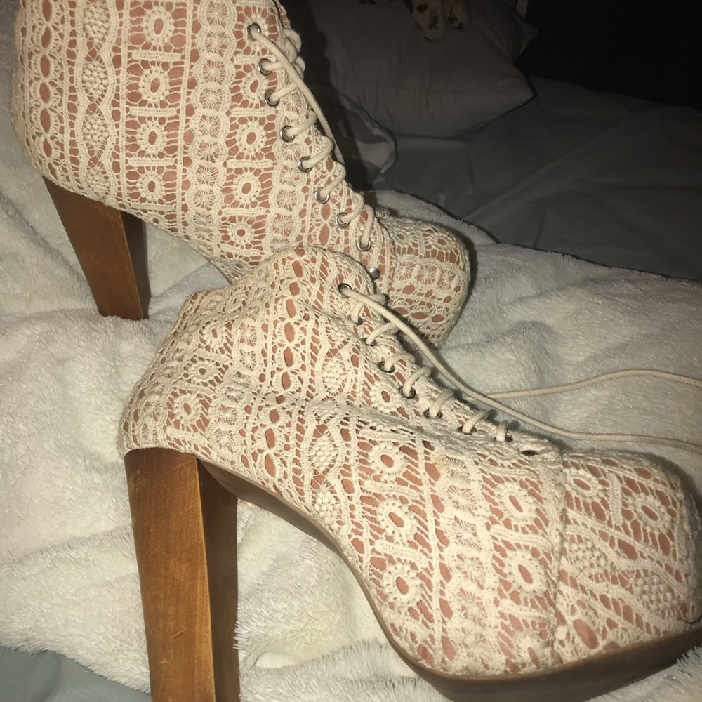 White Lace Litas